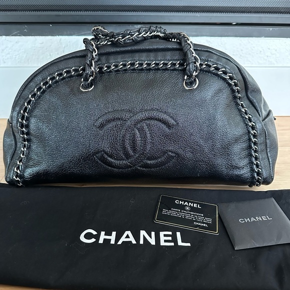CHANEL Handbags - CHANEL Luxe Ligne Bowler